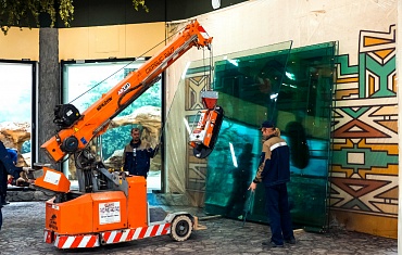 Строительство зоопарка в Казани. Монтаж стекла мини-краном Jekko MPK20 