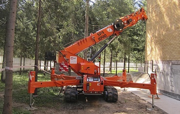 Мини-кран на объекте строительства