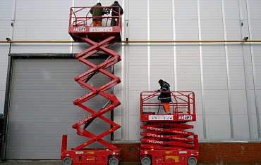 ножничные подъемники в работе
