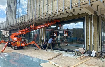 Остекление с помощью мини-крана и двух вакуумных захватов Арлифт